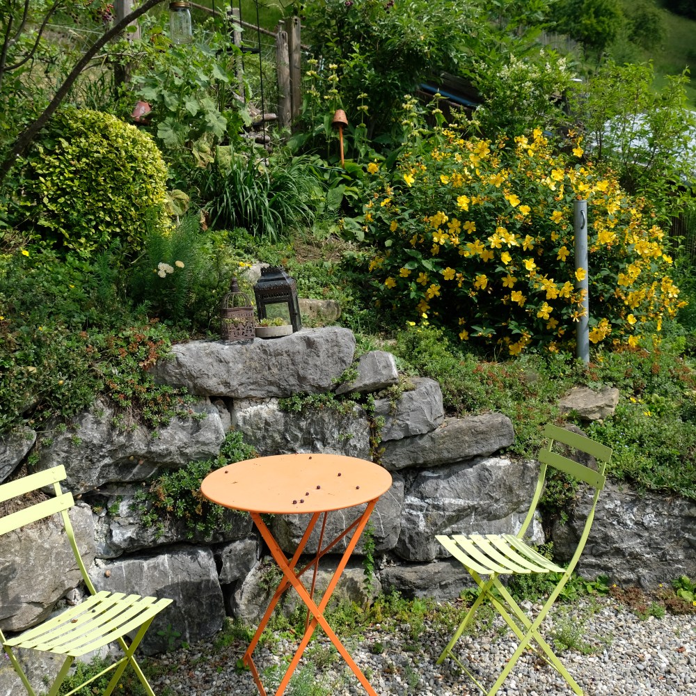 gelber Sitzplatz im Juni