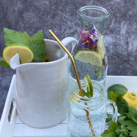 Kräuter Sprudelwasser Kräuterwasser Blüten Sprudelwasser Blüten Wasser